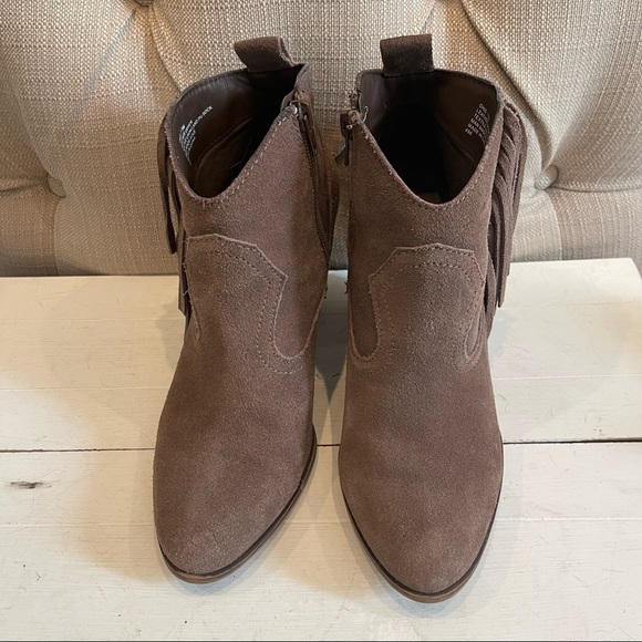 Steve Madden Tasseled Fringe Ohio Ankle Boots Suede Leather Taupe Size 7.5 - Picture 2 of 11